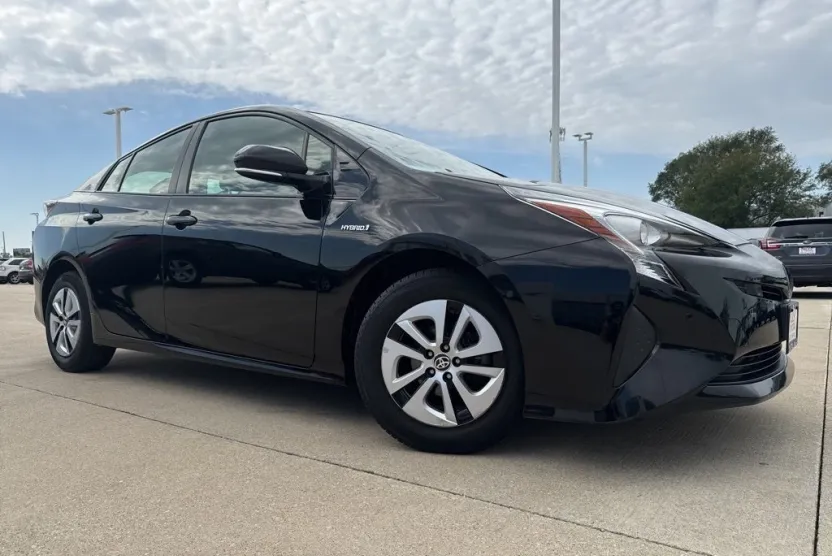 2017 Toyota Prius One Two photo 1