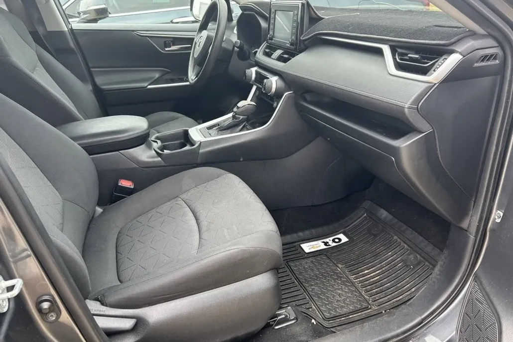 2021 Toyota RAV4 XLE photo 1