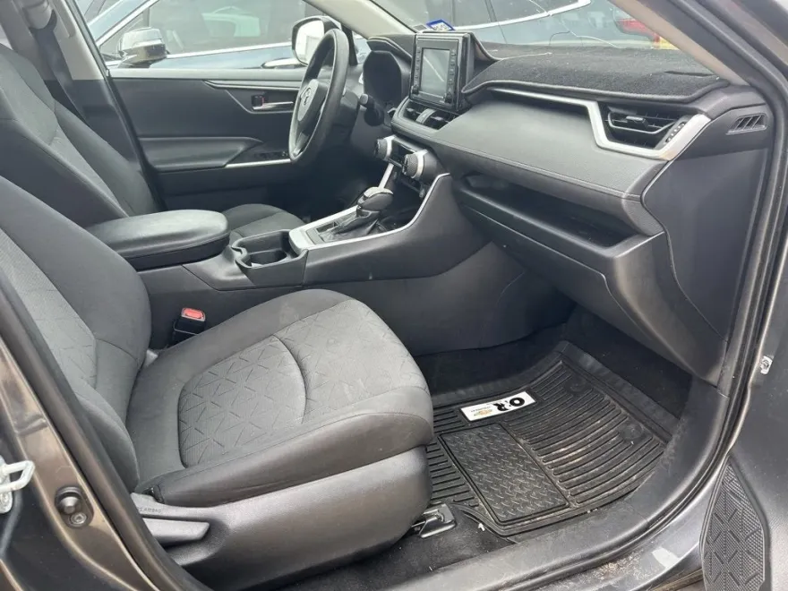 2021 Toyota RAV4 XLE photo 1