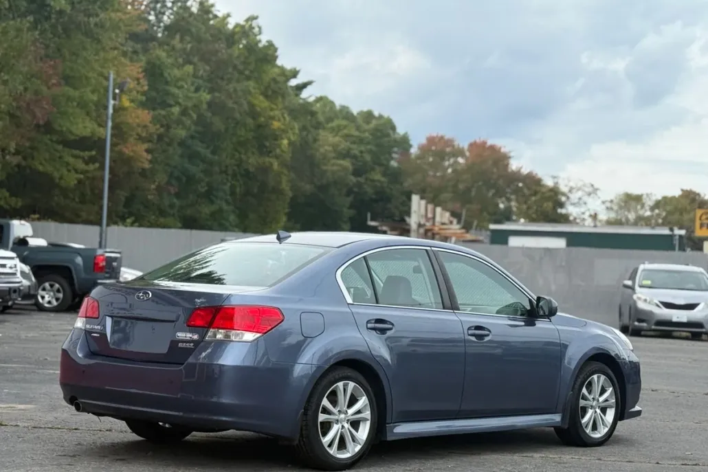 2013 Subaru Legacy 2.5i Limited photo 1