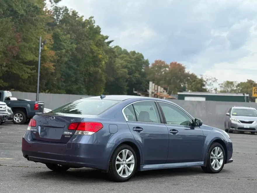 2013 Subaru Legacy 2.5i Limited photo 1