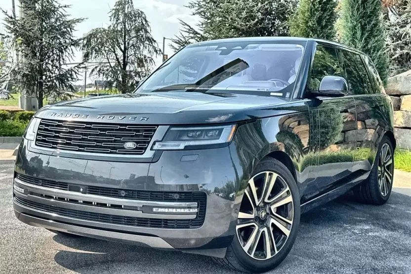 2023 Land Rover Range Rover SE photo 1