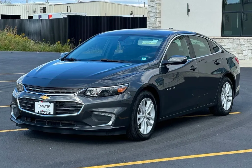 2017 Chevrolet Malibu 1LT photo 1
