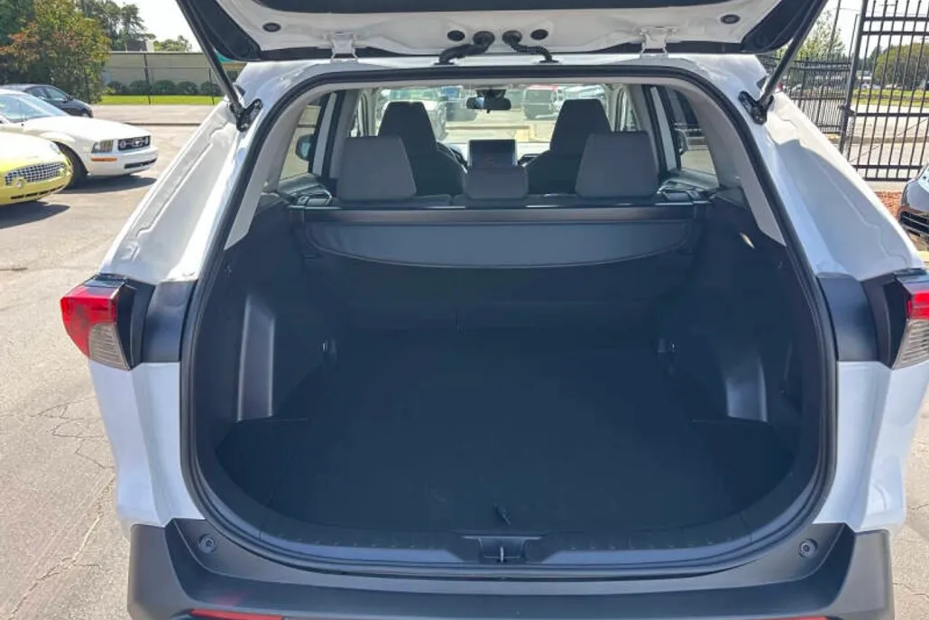 2024 Toyota RAV4 XLE photo 1