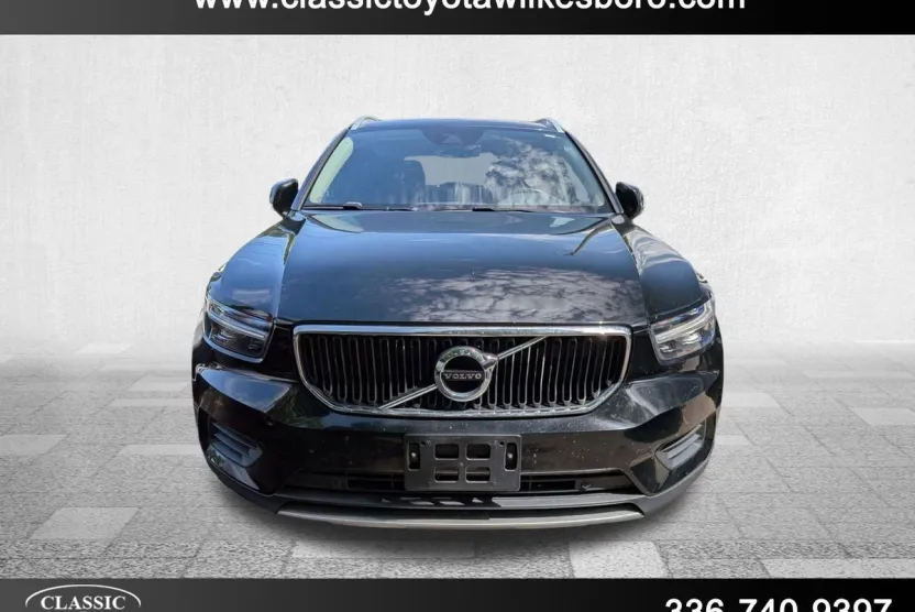 2019 Volvo XC40 Momentum photo 1