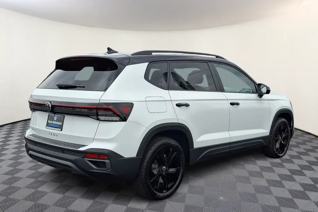 2025 Volkswagen Taos SE photo 1