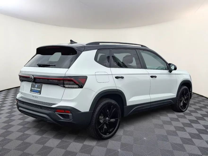 2025 Volkswagen Taos SE photo 1