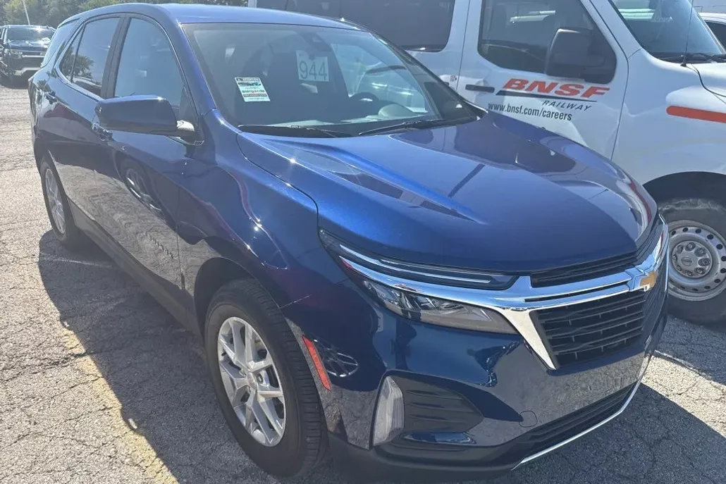 2023 Chevrolet Equinox LT photo 1