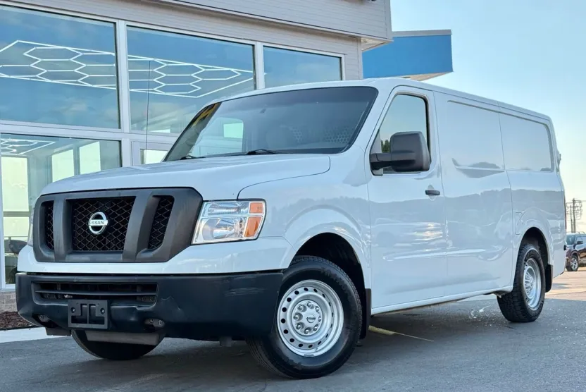 2020 Nissan NV2500 HD S photo 1