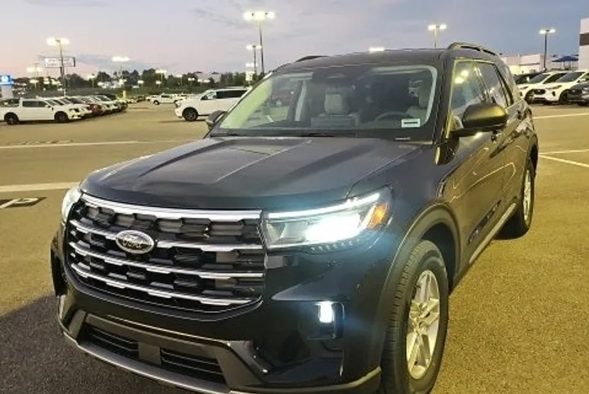 2025 Ford Explorer photo 1