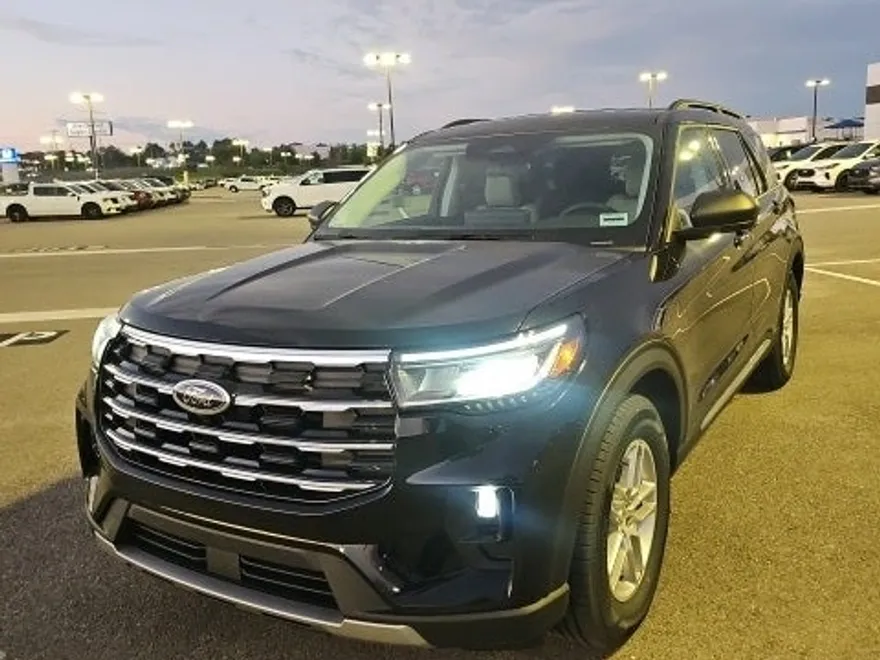 2025 Ford Explorer photo 1