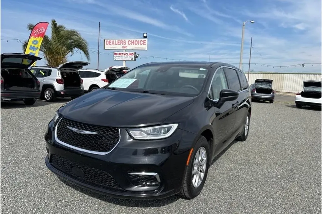 2023 Chrysler Pacifica Touring L photo 1