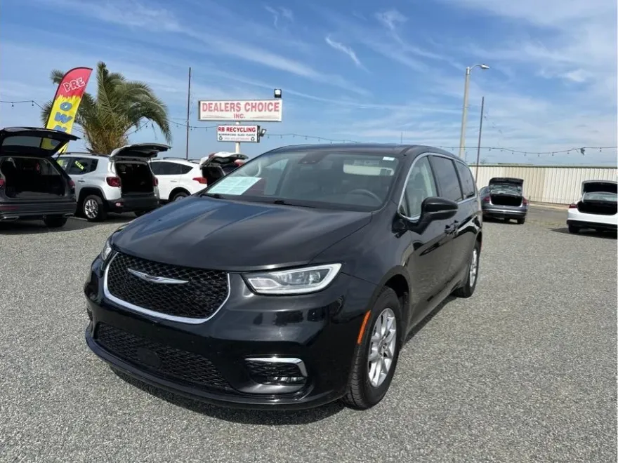 2023 Chrysler Pacifica Touring L photo 1