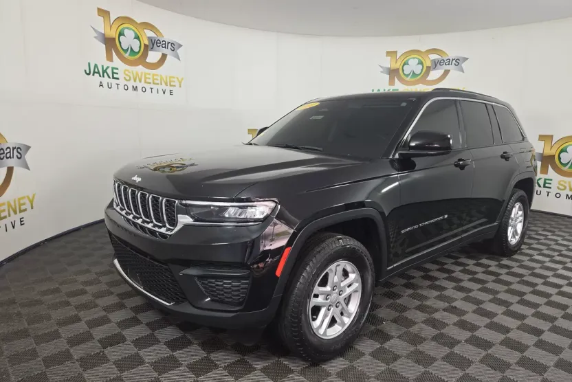 2022 Jeep Grand Cherokee Laredo photo 1