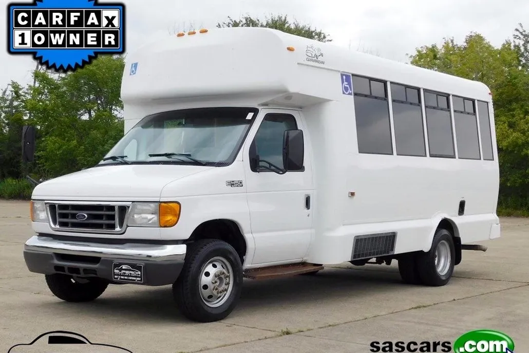 2004 Ford E-450 photo 1