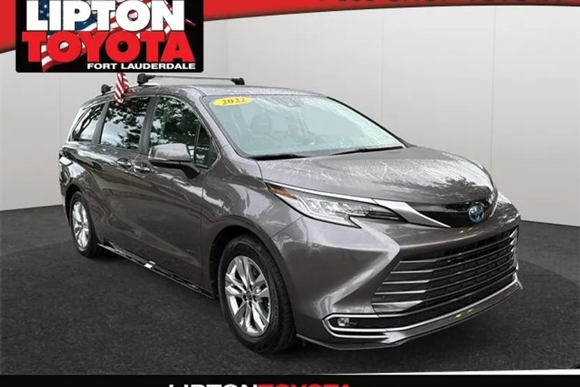 2022 Toyota Sienna Limited photo 1