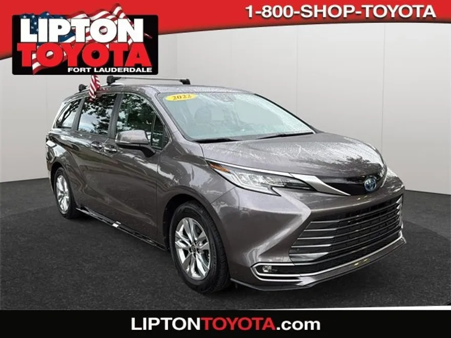 2022 Toyota Sienna Limited photo 1