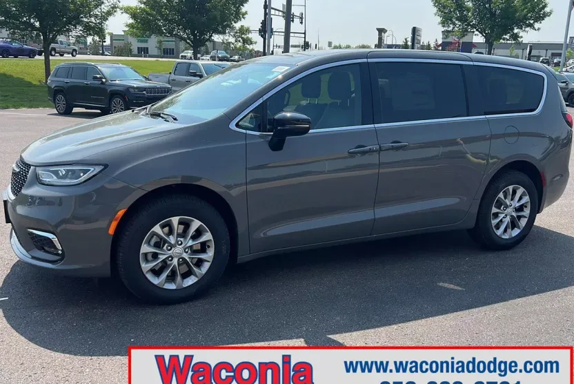 2025 Chrysler Pacifica photo 1