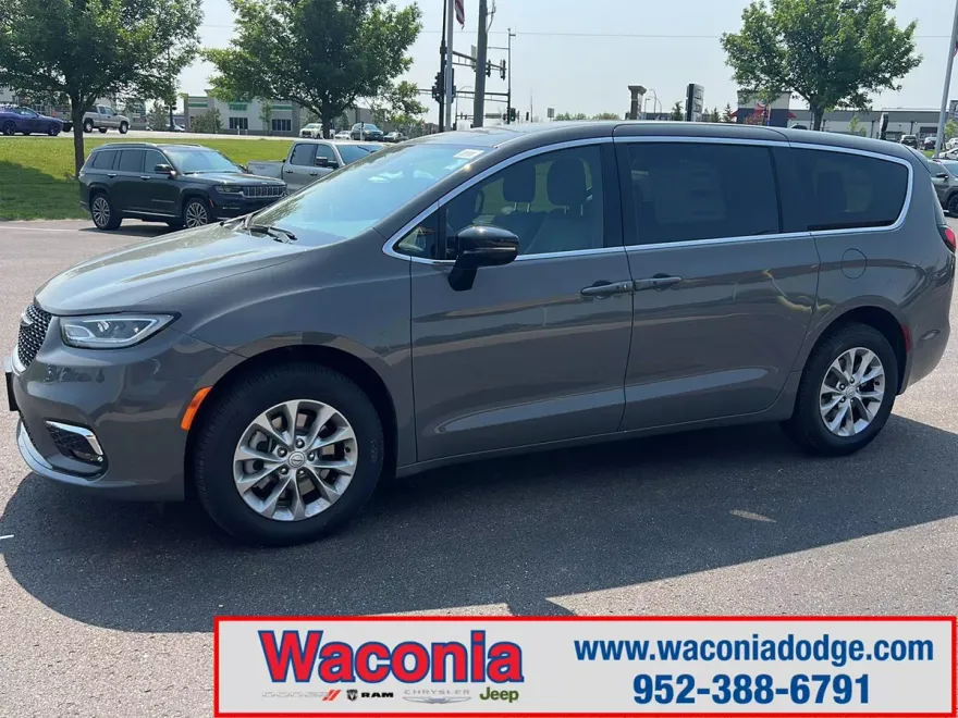 2025 Chrysler Pacifica photo 1