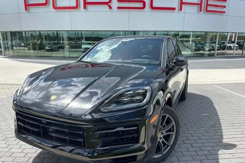 2025 Porsche Cayenne S photo 1