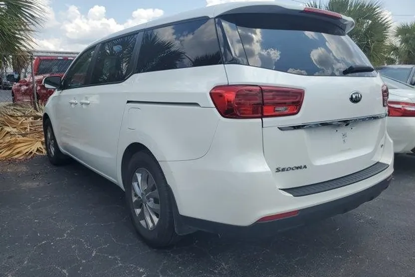 2021 Kia Sedona EX photo 1