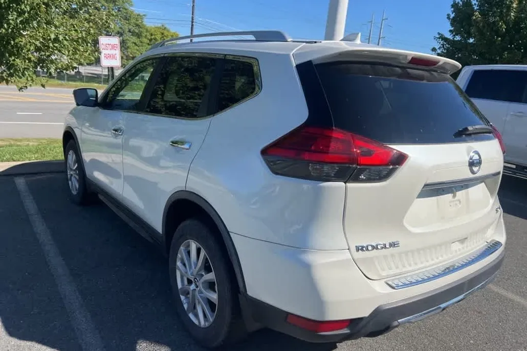 2017 Nissan Rogue SV photo 1