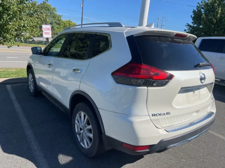 2017 Nissan Rogue SV photo 1