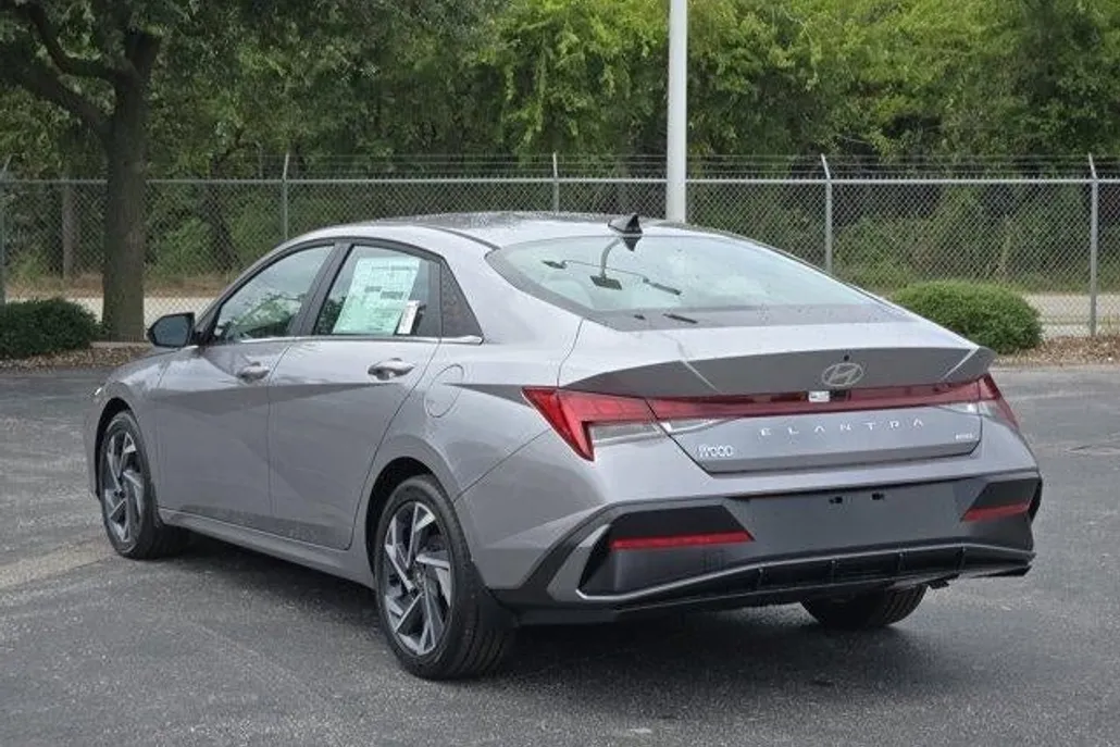 2025 Hyundai Elantra Hybrid Limited photo 1
