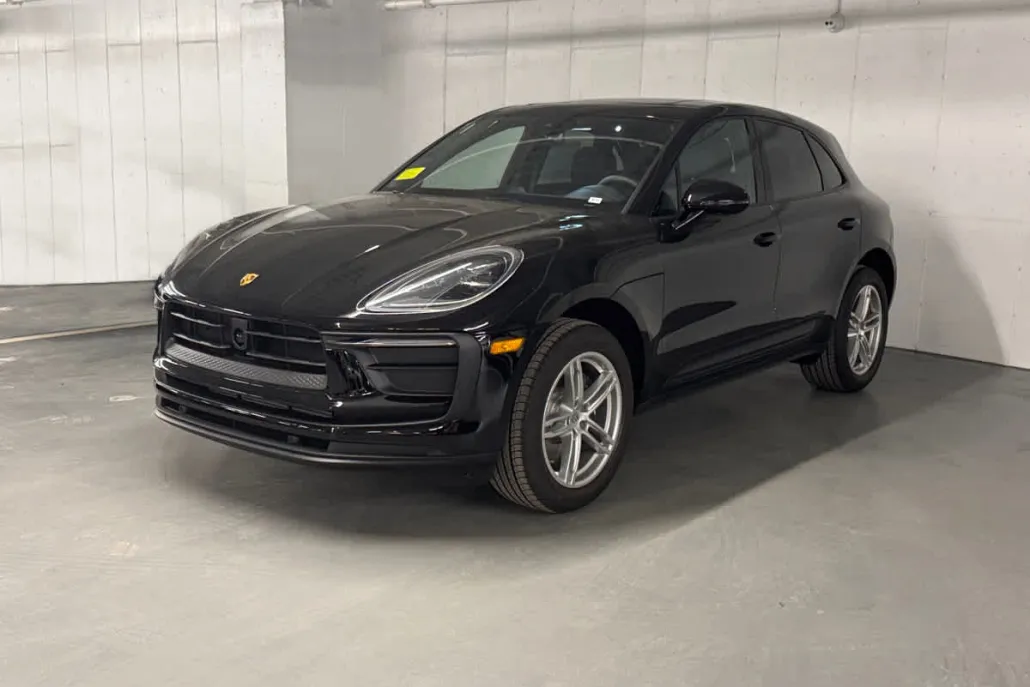 2025 Porsche Macan T photo 1