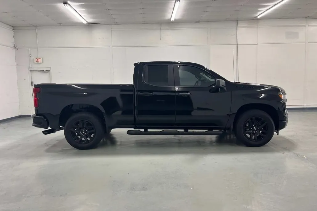 2025 Chevrolet Silverado 1500 Custom Rally Edition photo 1