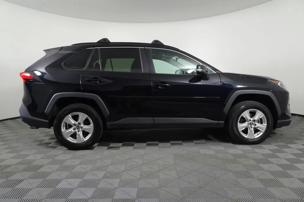 2021 Toyota RAV4 XLE photo 1