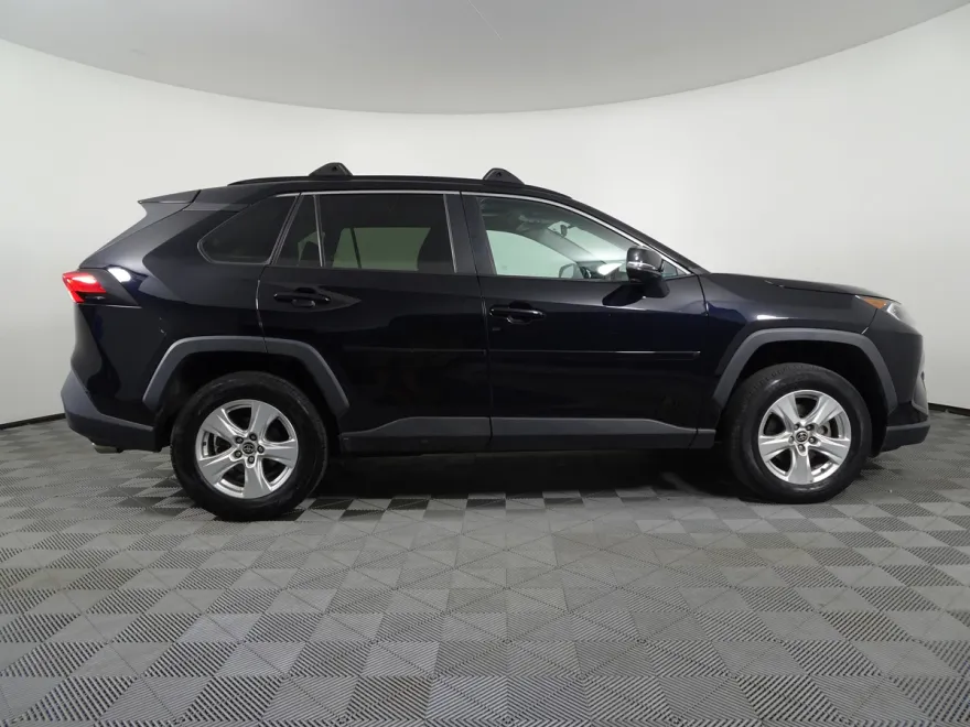 2021 Toyota RAV4 XLE photo 1