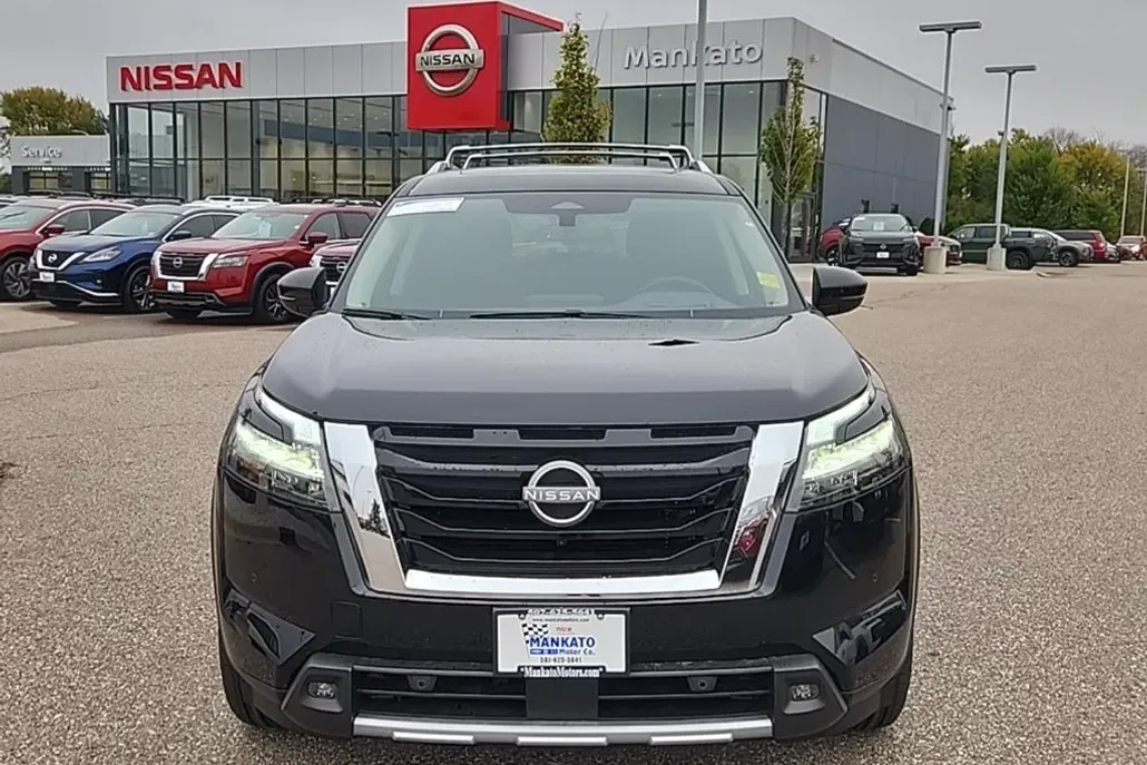 2025 Nissan Pathfinder Platinum photo 1