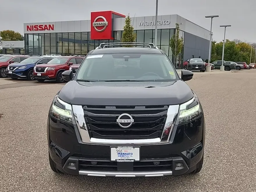 2025 Nissan Pathfinder Platinum photo 1
