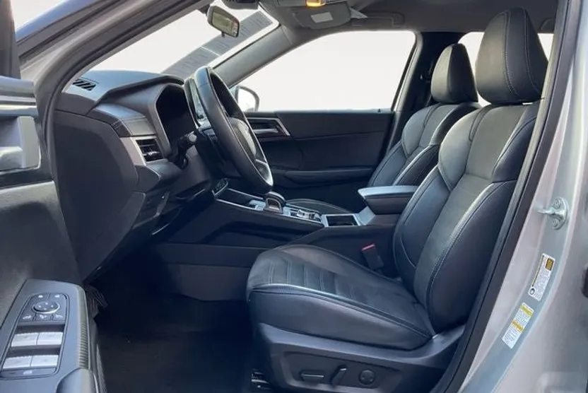 2024 Mitsubishi Outlander SE photo 1