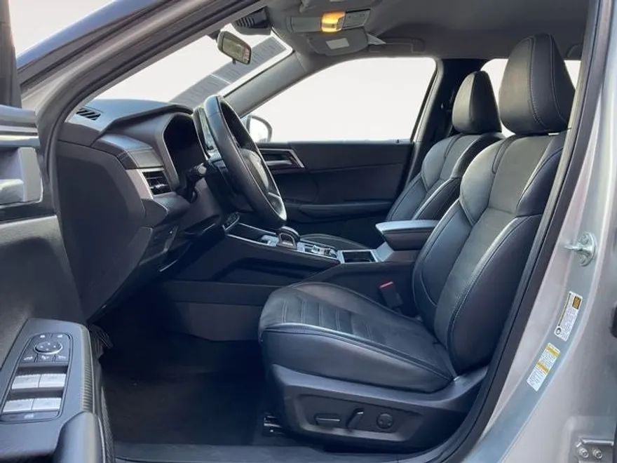 2024 Mitsubishi Outlander SE photo 1