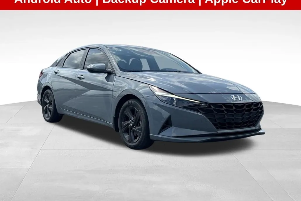 2022 Hyundai Elantra SEL photo 1