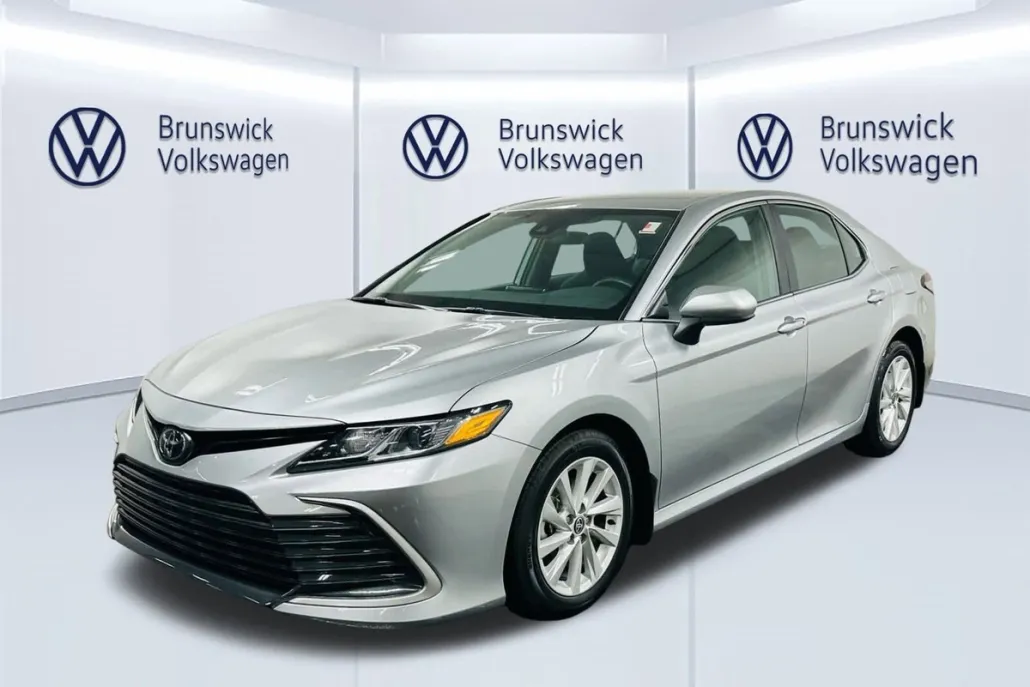 2023 Toyota Camry LE photo 1