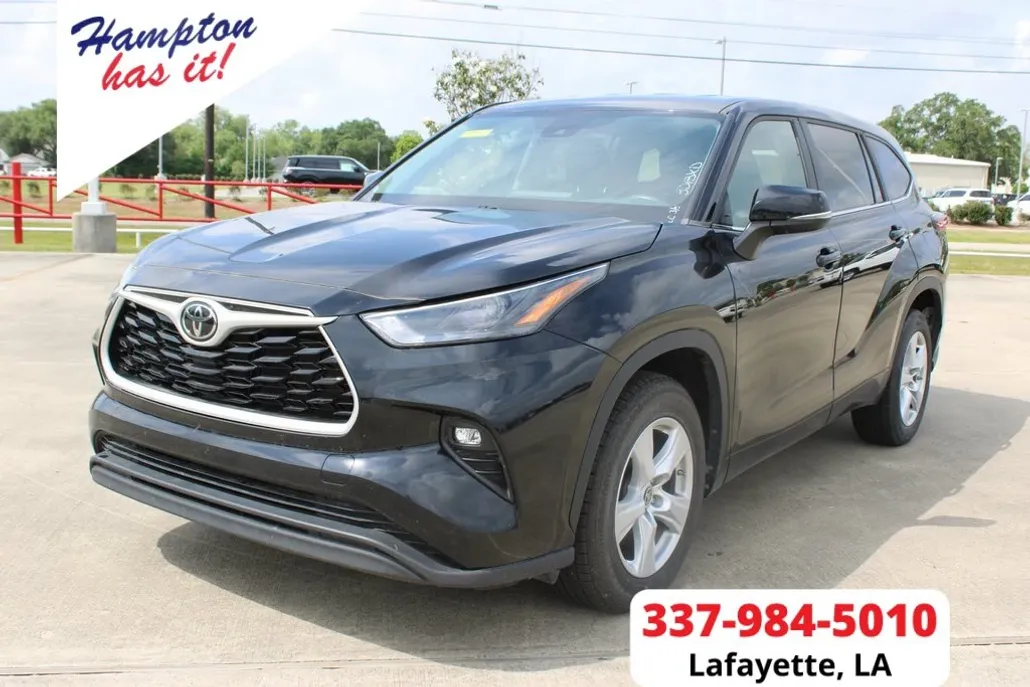 2023 Toyota Highlander LE photo 1