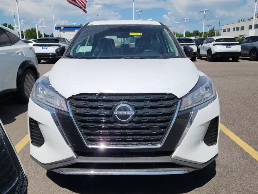 2025 Nissan Kicks Play S photo 1