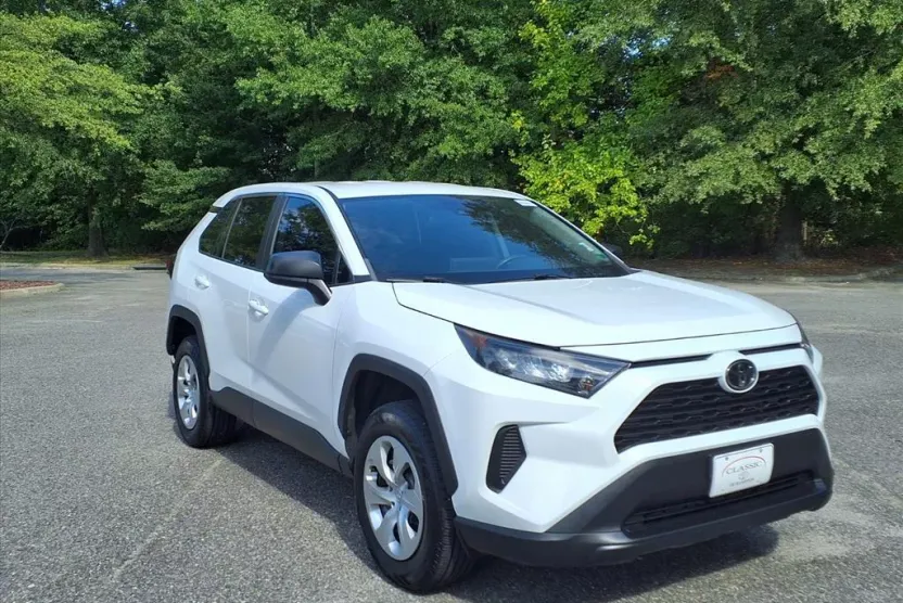 2022 Toyota RAV4 LE photo 1