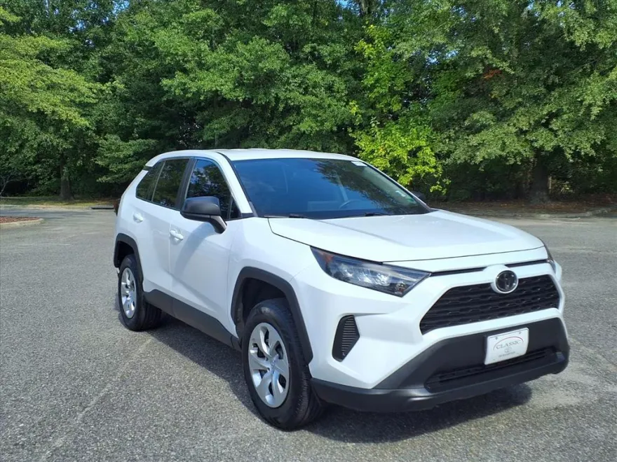 2022 Toyota RAV4 LE photo 1