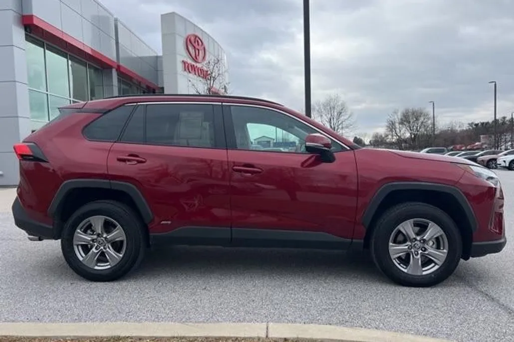 2024 Toyota RAV4 Hybrid XLE photo 1