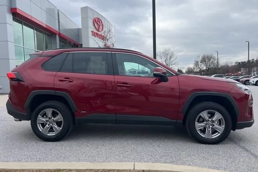 2024 Toyota RAV4 Hybrid XLE photo 1