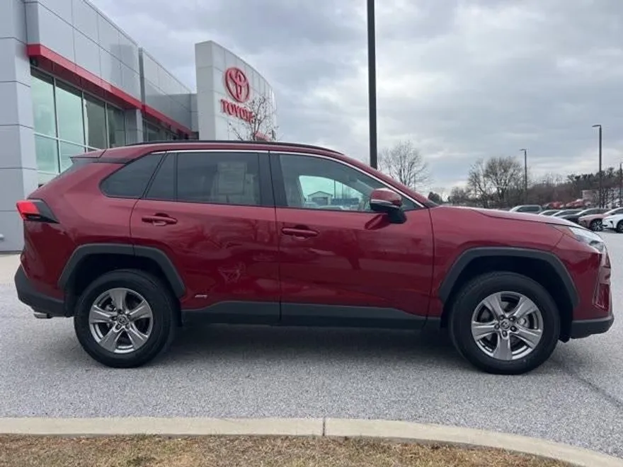 2024 Toyota RAV4 Hybrid XLE photo 1