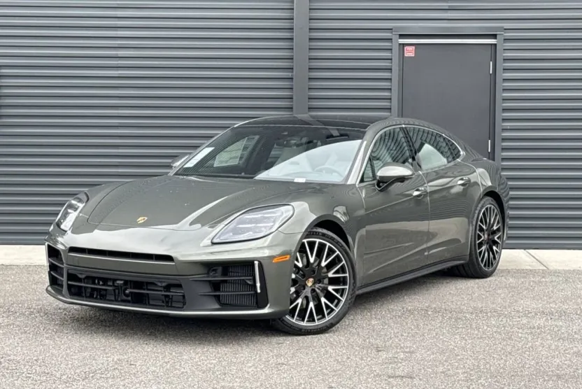 2025 Porsche Panamera 4 photo 1