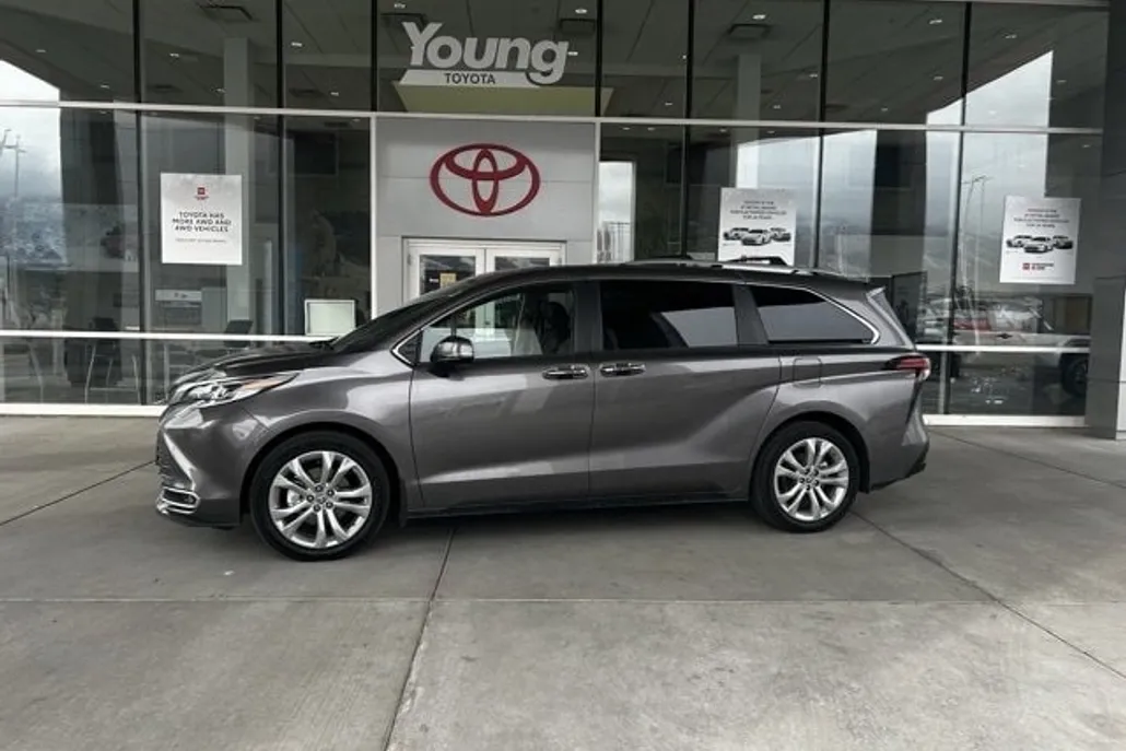 2023 Toyota Sienna Platinum photo 1