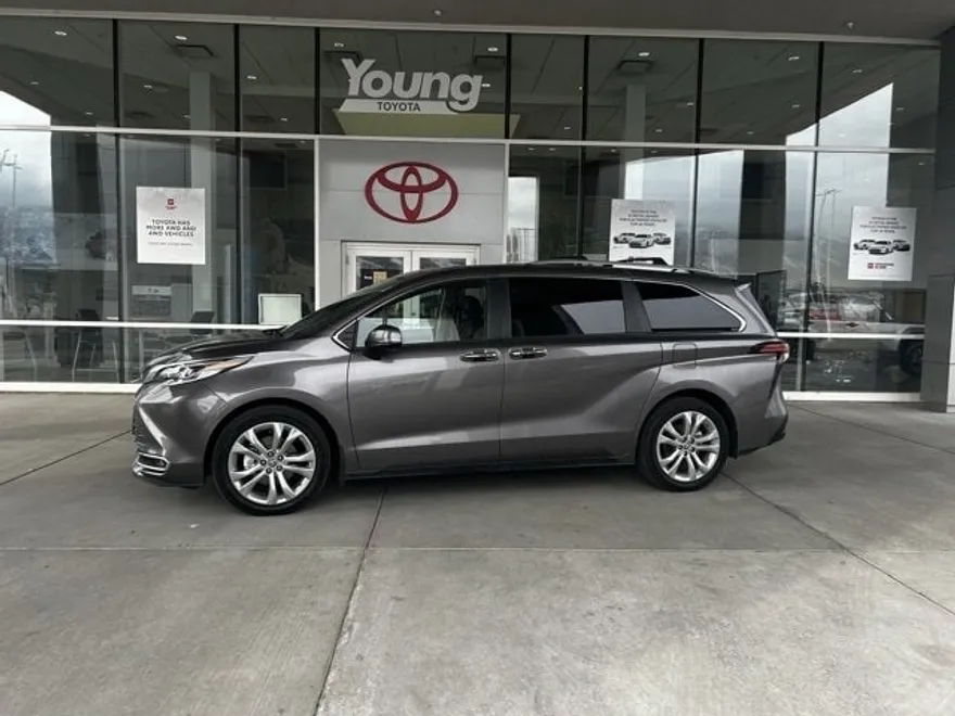 2023 Toyota Sienna Platinum photo 1