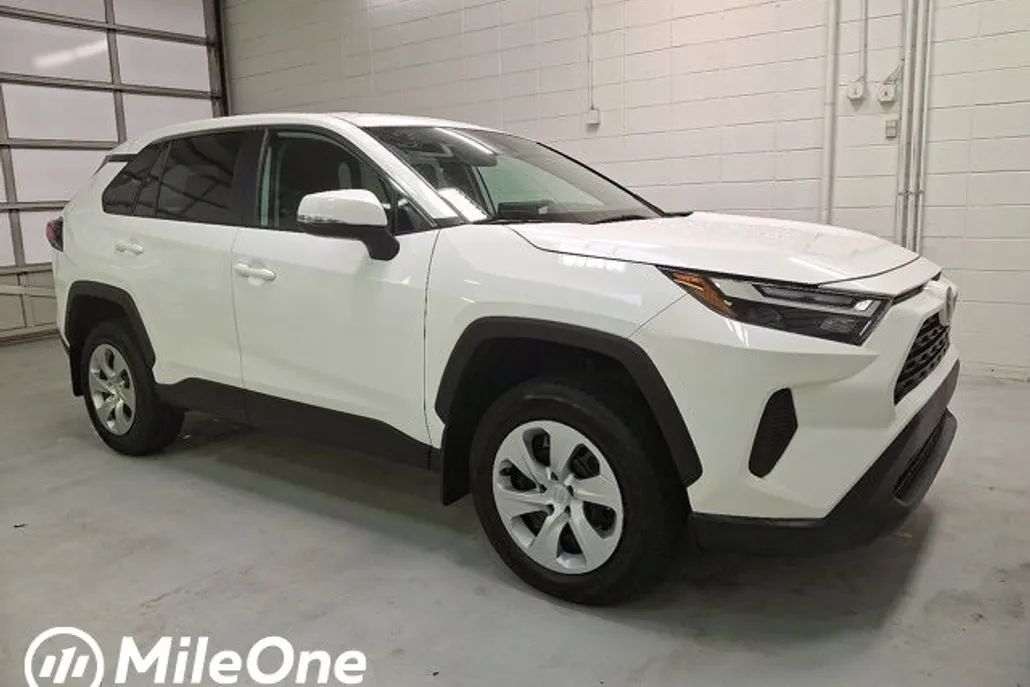 2023 Toyota RAV4 LE photo 1