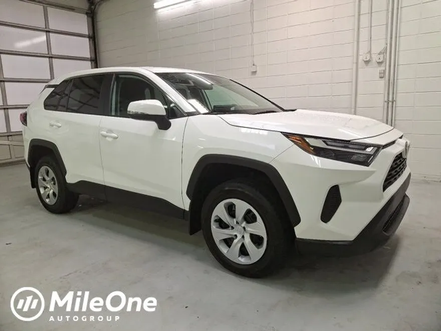 2023 Toyota RAV4 LE photo 1
